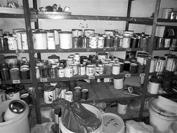 無證化工廠藏身山坳祠堂，約5噸?；繁徊楂@